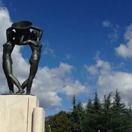 Zire Λ' Άκουιλα